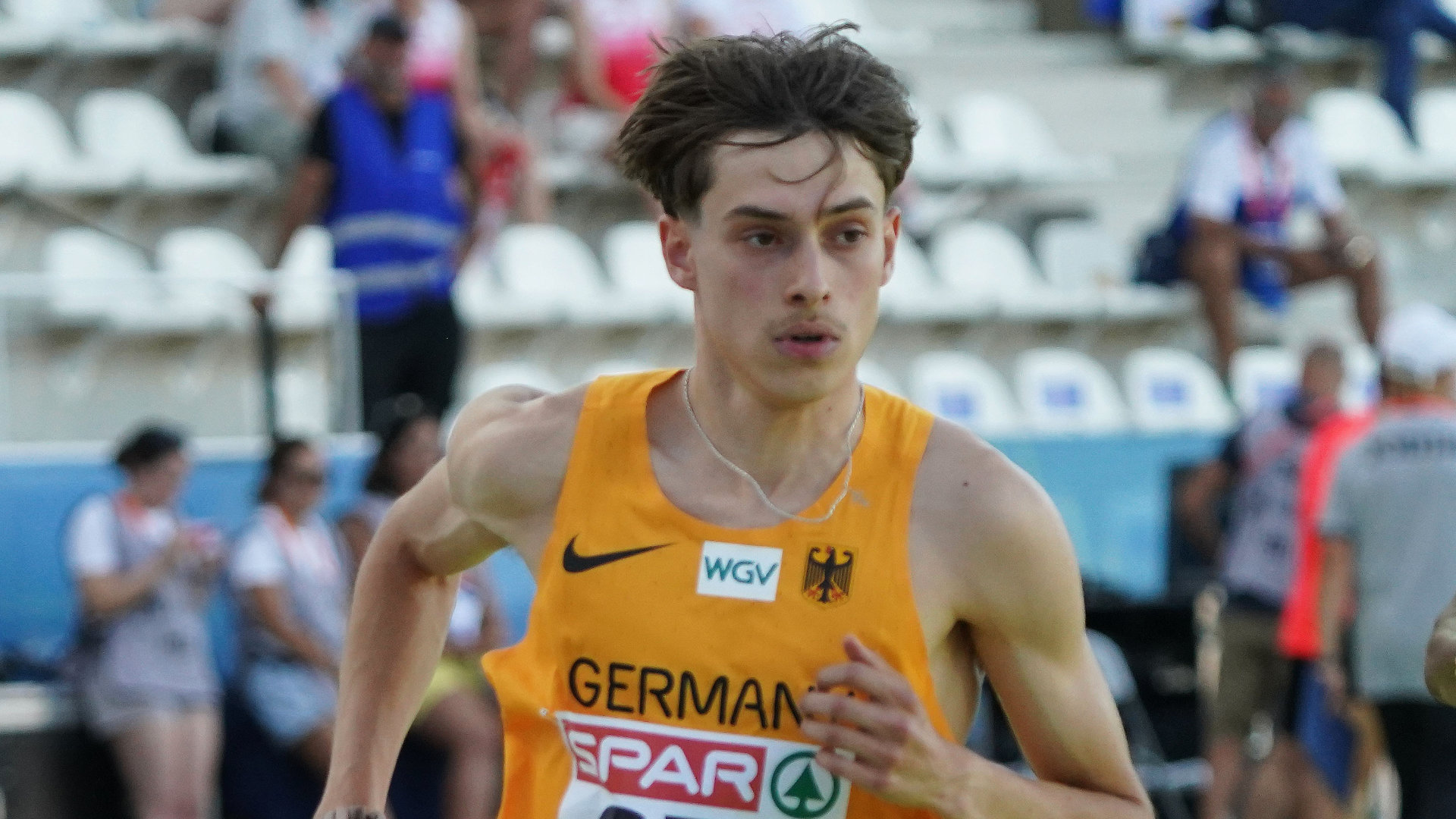 800-Meter-Läufer Alexander Stepanov während eines Rennens im Nationaltrikot