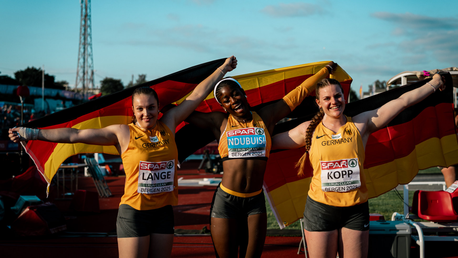 Die Kugelstoßerinnen Jolina Lange, Nina Ndubuisi und Helena Kopp mit Deutschland-Flagge bei der U23-EM 2025 in Bergen