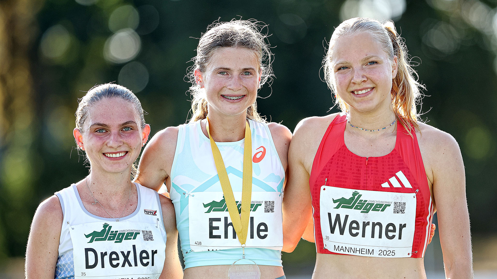 Porträt vom Siegerpodium der 5.000 Meter mit Franziska Drexler, Julia Ehrle und Ada Werner. 
