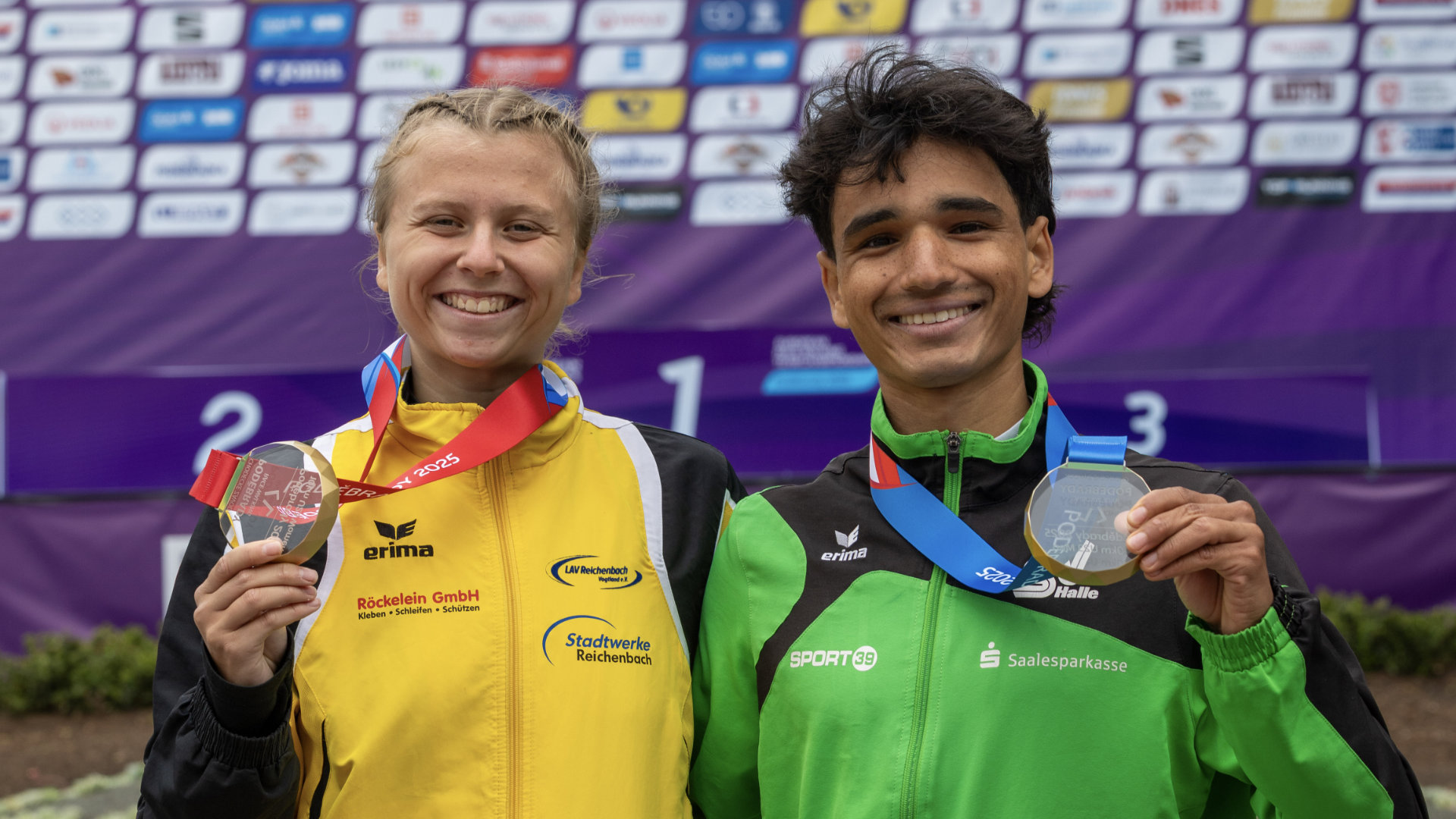 Die Geher Kylie Garreis und Jassam Abu El Wafa mit ihren Siegermedaillen 2025 in Podebrady