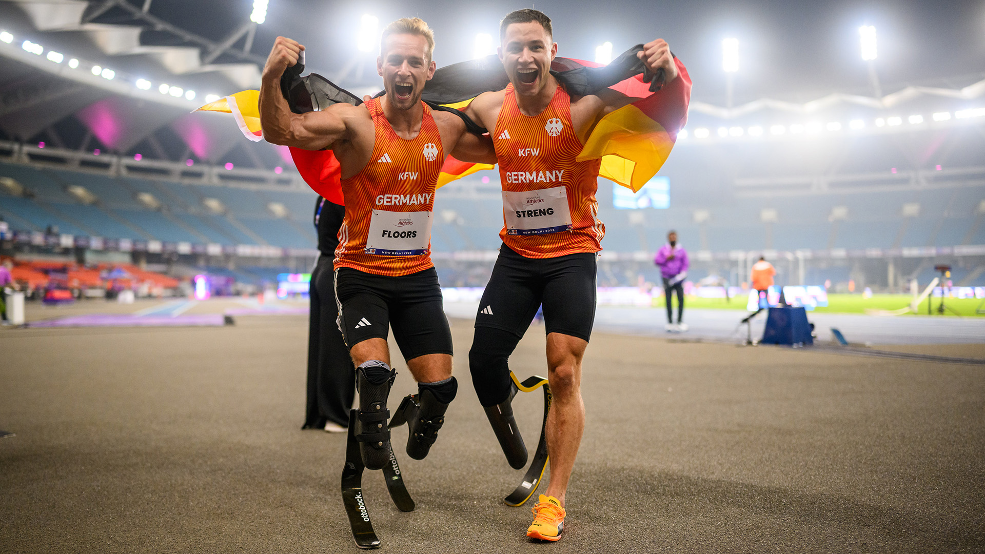 Johannes Floors und Felix Streng jubeln gemeinsam mit Deutschlandfahne