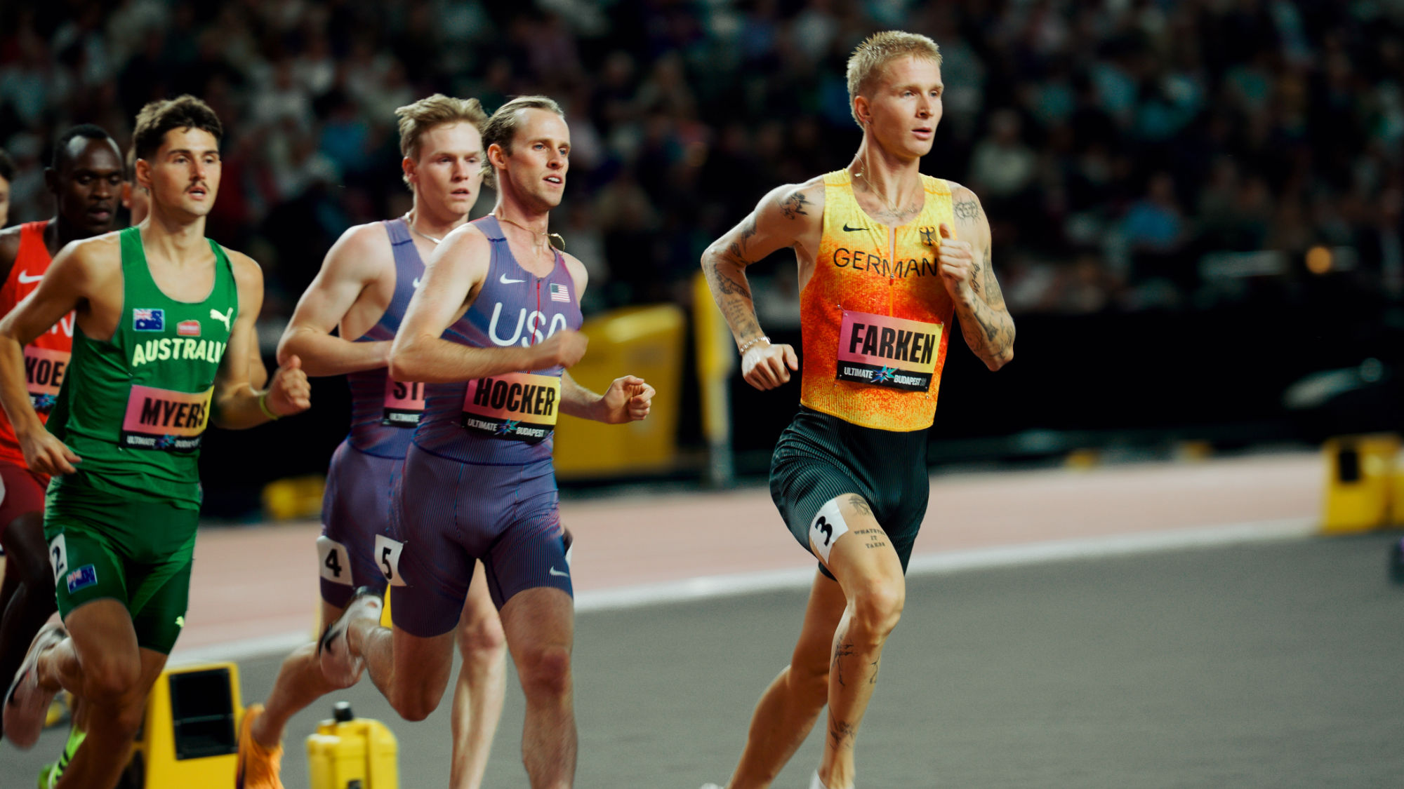 Der deutsche Mittelstreckler Robert Farken führt im Nationaltrikot ein Rennen vor mehreren Verfolgern an.