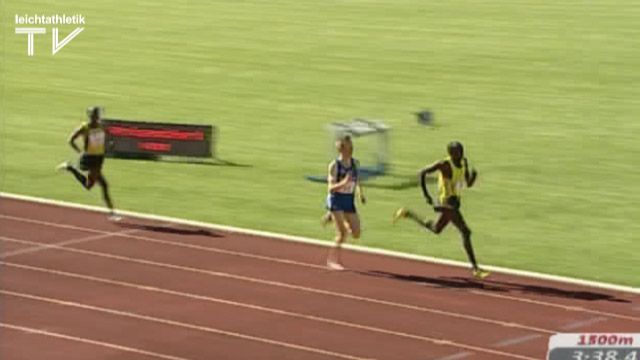Florian Orth zwischen zwei Afrikanern