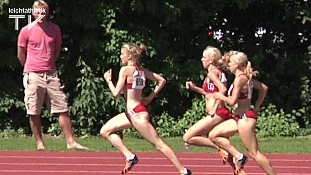 Agata Strausa vor Sujew-Zwillingen