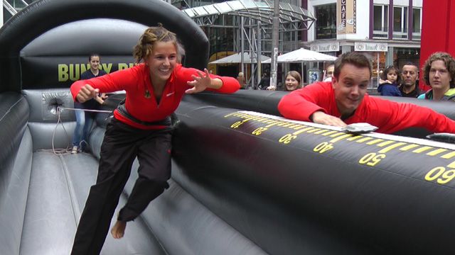 Nadja Käther im Duell mit Helge Schwarzer