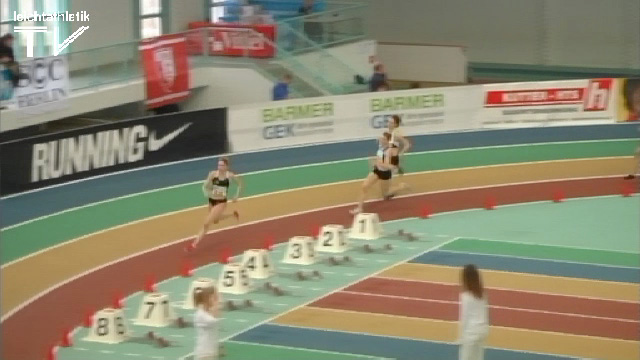 Luisa Valeske vor Mona Middeldorf