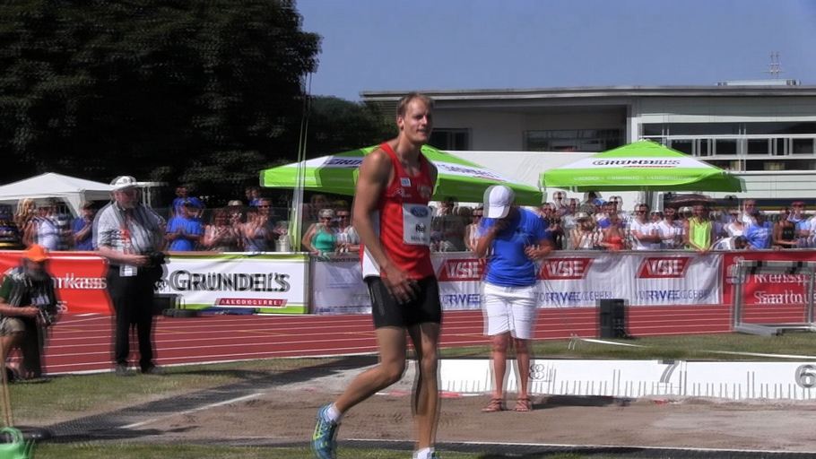 Christian Reif mit verkürztem Anlauf der…