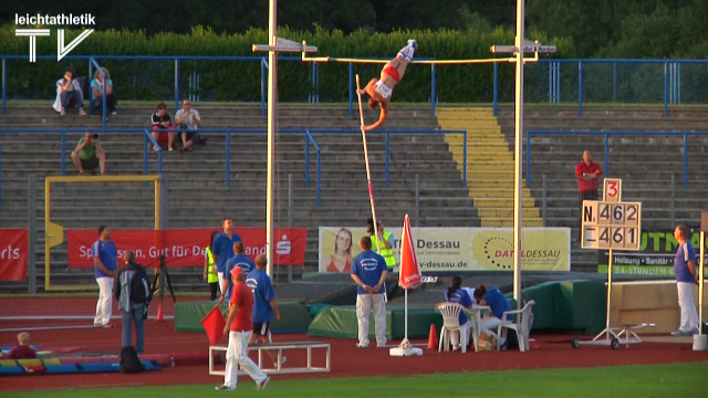 Katharina Bauer probiert sich an 4,61 Meter