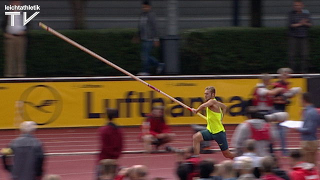 Kevin Mayer fliegt über 5,20 Meter