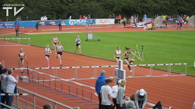 Sandrina Sprengel lässt im 300 Meter Hürden…