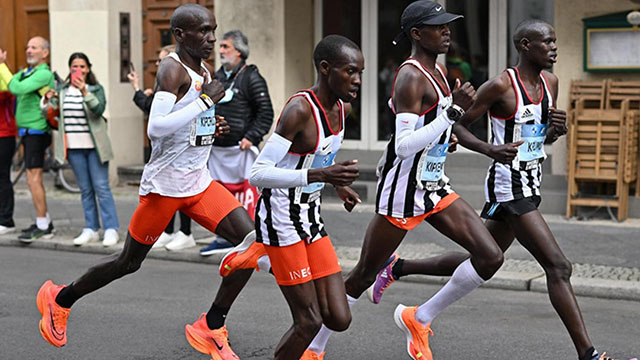 Eliud Kipchoge stürmt in Berlin zum…