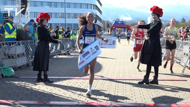 Miriam Dattke im Regen von Freiburg vor…