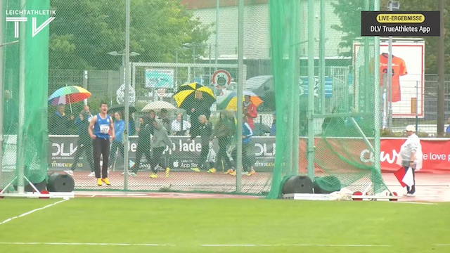 Tobias Stiastny jubelt im nassen Diskusring