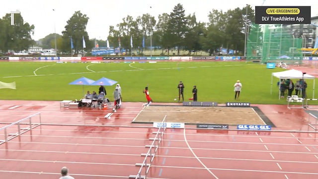 Ernest Schulze springt im strömenden Regen…